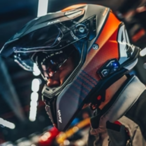 Motociclista con casco da adventure e l'interfono Interphone U-COM 3 montato sul lato