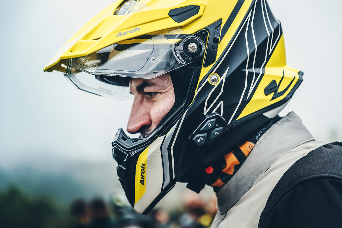 Interphone U-COM 3 INTERPHOUCOM3TP: motociclista con casco da enduro