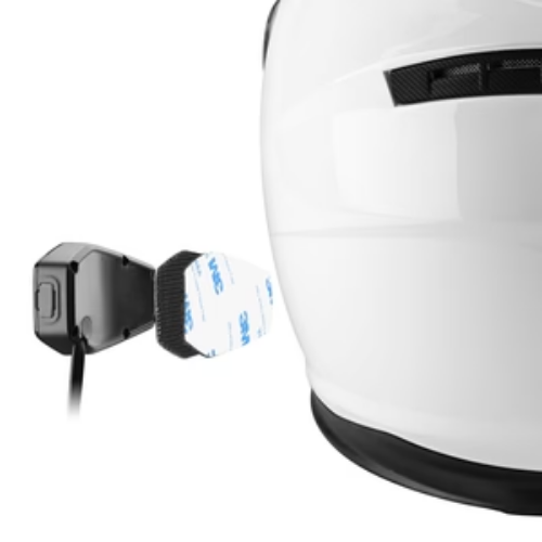 Staffa a clip dell'Interphone U-COM 3 applicata sul lato di un casco bianco