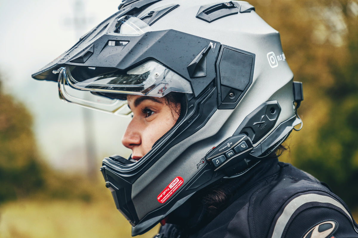 Interphone U-COM 4 INTERPHOUCOM4: motociclista con casco da adventure