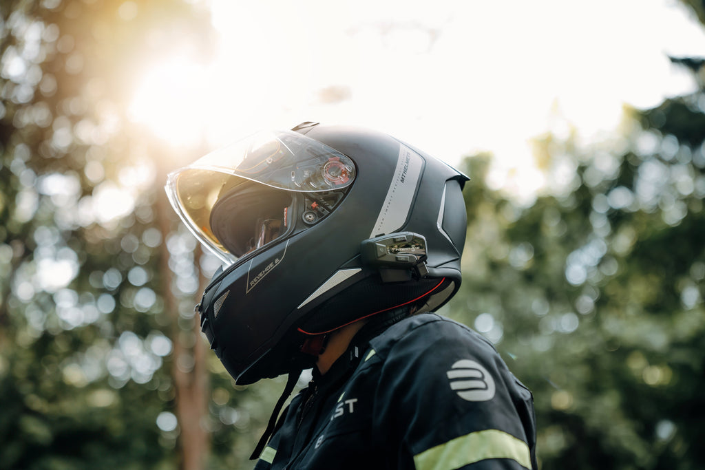 Interphone U-COM 6R INTERPHOUCOM6R: motociclista con casco integrale