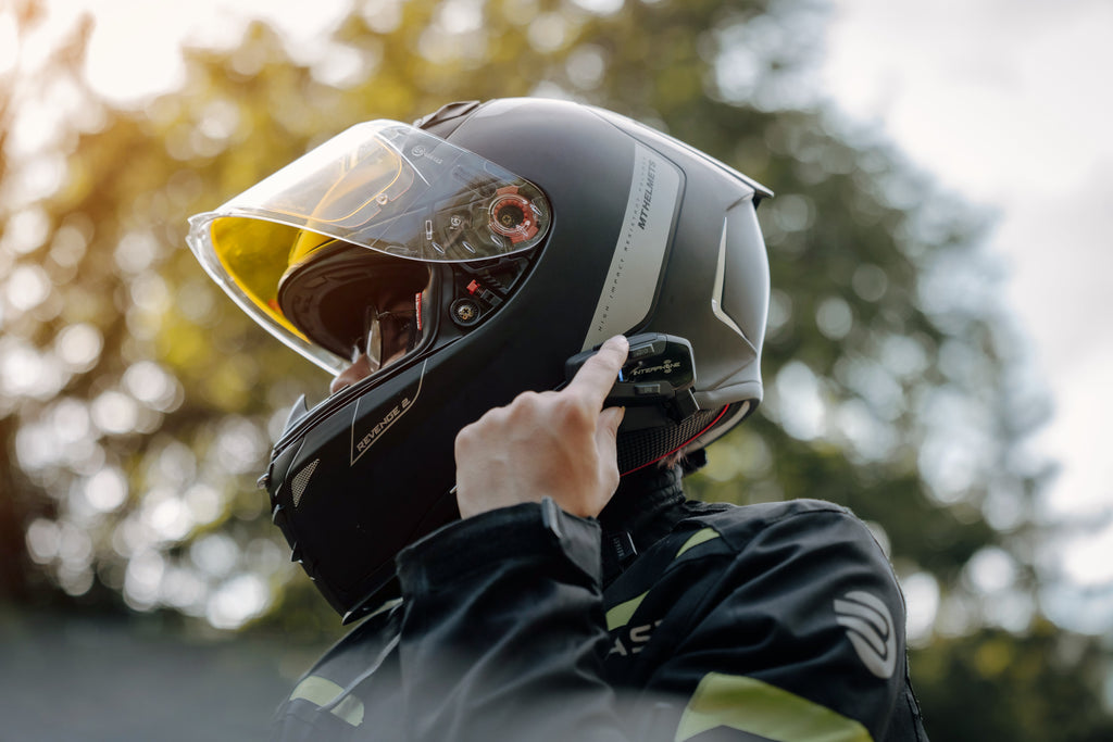 Interphone U-COM 6R INTERPHOUCOM6R: motociclista con casco modulare