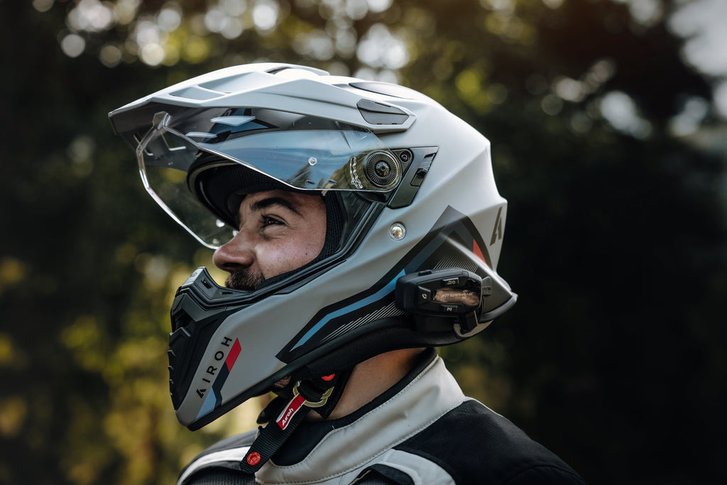 Interphone U-COM 7R INTERPHOUCOM7R: motociclista con casco da adventure