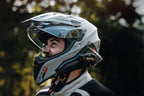 Interphone U-COM 7R INTERPHOUCOM7R: motociclista con casco da adventure