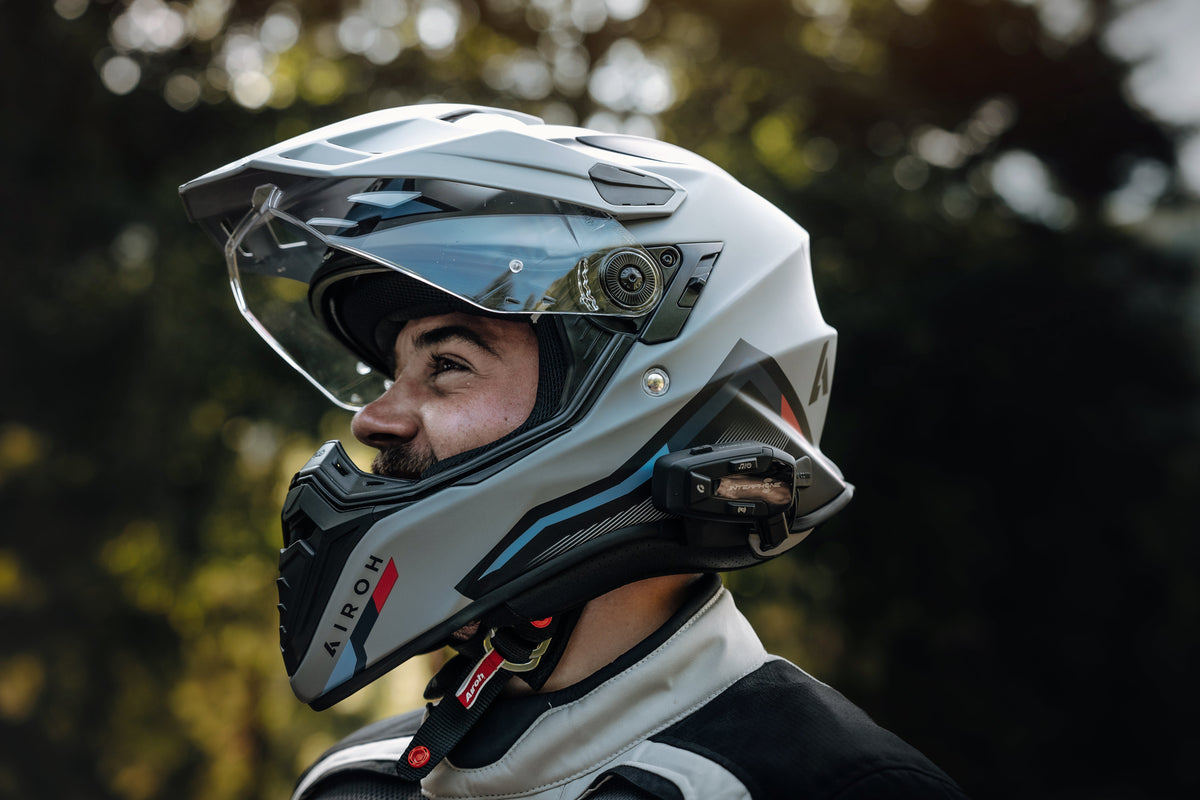 Interphone U-COM 7R INTERPHOUCOM7R: motociclista con casco da adventure