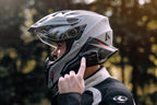 Interphone U-COM 7R INTERPHOUCOM7R: motociclista con casco integrale