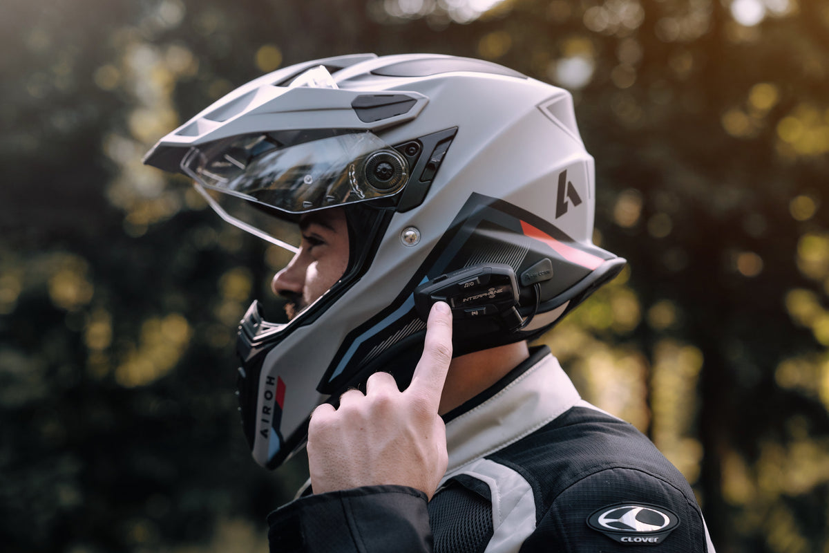 Interphone U-COM 7R INTERPHOUCOM7R: motociclista con casco integrale