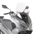 Parabrezza Kappa 1129DTK trasparente montato sul frontale della Honda PCX 125 2018-2020, vista ravvicinata
