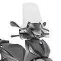 Parabrezza Kappa 5621AK trasparente 57x67,5 cm montato su Piaggio Beverly HPE, vista di tre quarti