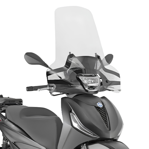 Parabrezza Kappa 5621AK trasparente 57x67,5 cm montato su Piaggio Beverly HPE, vista di tre quarti