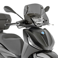 Parabrezza Kappa 5621SK fumé 21x43 cm montato su Piaggio Beverly HPE, vista frontale