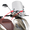 Kit attacchi Kappa A357AK indicati sul parabrezza montato su Piaggio Beverly 125ie, 300ie e 350