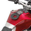 Flangia Tanklock Kappa BF38K montata sul serbatoio rosso di una Honda, foto del prodotto