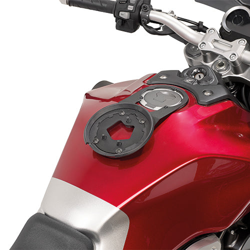 Flangia Tanklock Kappa BF38K montata sul serbatoio rosso di una Honda, foto del prodotto