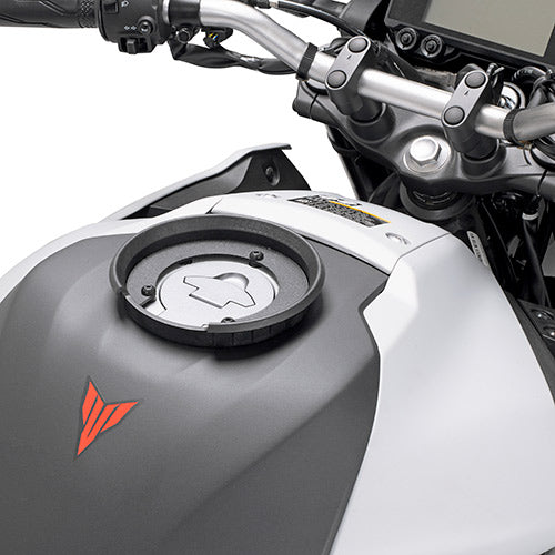 Flangia Tanklock Kappa BF54K montata sul serbatoio di una Yamaha MT-03, foto del prodotto