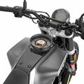 Flangia Tanklock Kappa BF57K montata sul serbatoio di una Husqvarna Svartpilen, foto del prodotto