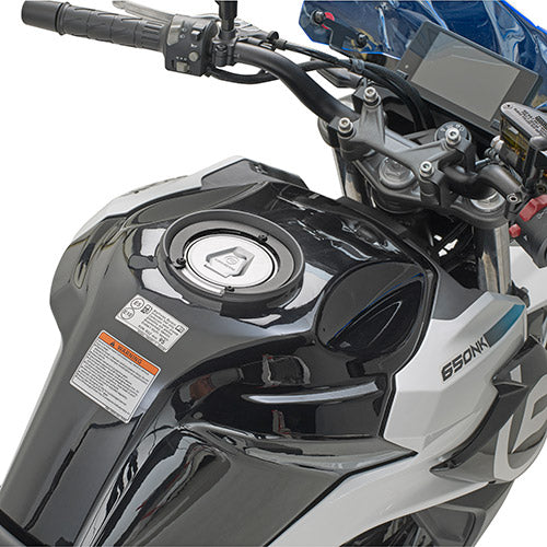 Flangia Tanklock Kappa BF63K montata sul serbatoio di una CFMOTO 650 NK, foto del prodotto