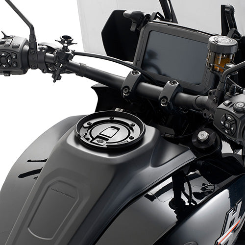 Flangia Tanklock Kappa BF65K montata sul serbatoio di una Harley-Davidson Pan America, foto del prodotto