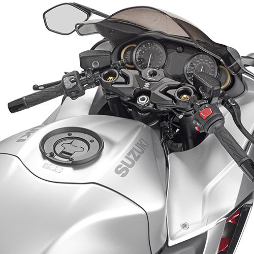 Flangia Tanklock Kappa BF67K montata sul serbatoio di una Suzuki Hayabusa, foto del prodotto