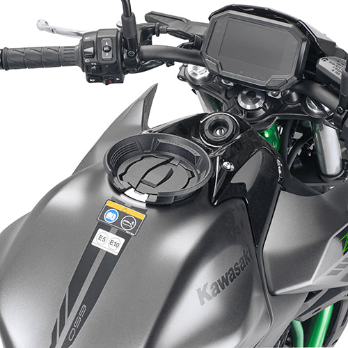 Flangia Tanklock Kappa BF81K montata sul serbatoio di una Kawasaki Z 650, foto ufficiale Kappa