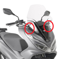 Honda PCX 125 2018-2020 con parabrezza Kappa montato: i due cerchi rossi indicano i punti di fissaggio del kit attacchi D1163KITK sullo scudo anteriore