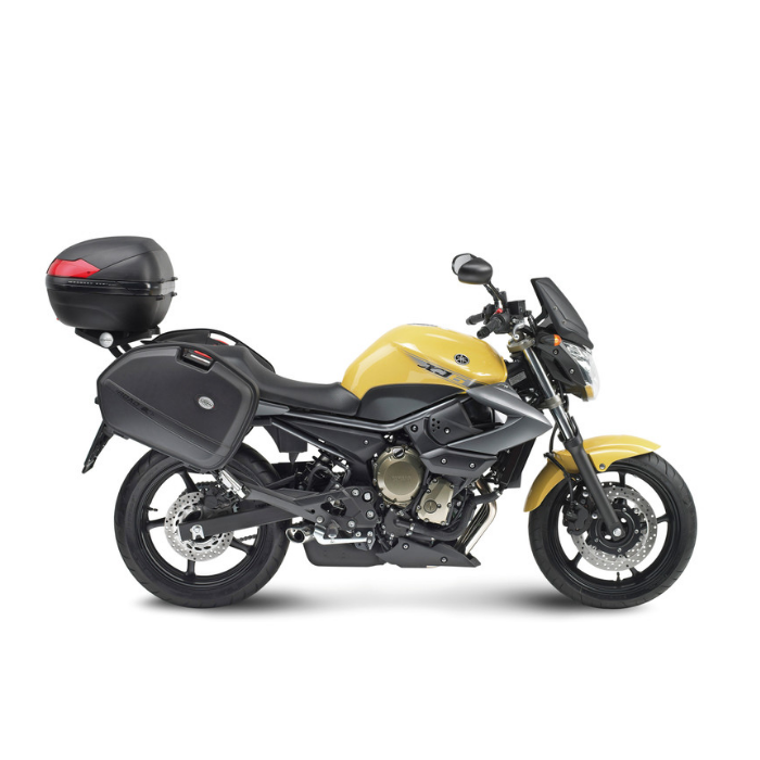 Valigie laterali e bauletto Kappa montati su una moto naked gialla