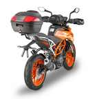 Bauletto Kappa K400N montato sul portapacchi posteriore di una moto naked, vista da dietro