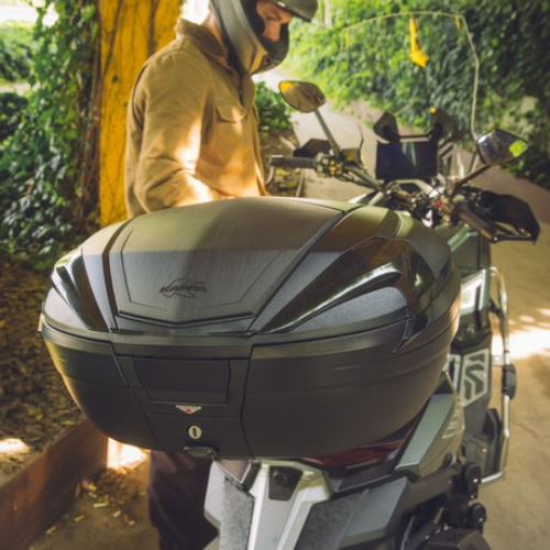 Bauletto Kappa K5600NB montato sul portapacchi di un maxi scooter, vista laterale
