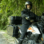 Motociclista con bauletto Kappa KGR52NN e valigie laterali Garda