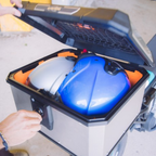 Bauletto Kappa KMX400A aperto su uno scooter con due caschi demi-jet, uno bianco e uno blu, all'interno