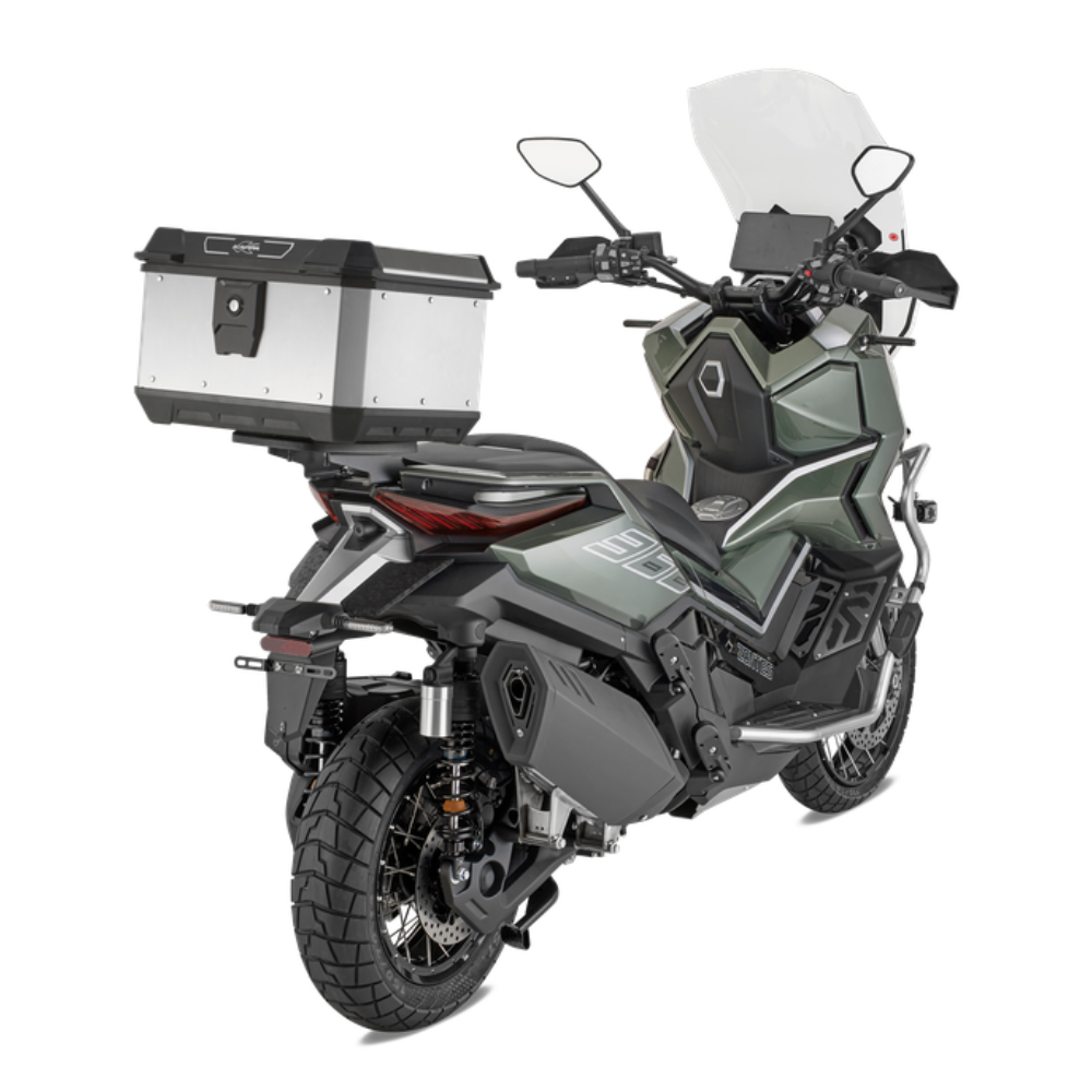 Bauletto Kappa KMX400A in alluminio naturale montato sul portapacchi posteriore di uno scooter Zontes