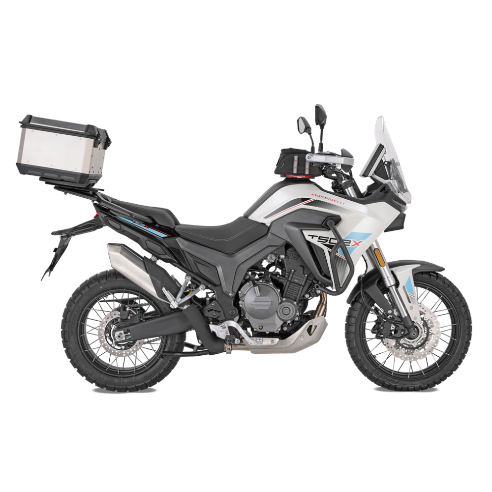 Bauletto Kappa in alluminio montato sul portapacchi posteriore di una moto adventure, vista laterale destra