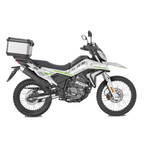 Bauletto Kappa in alluminio montato sul portapacchi posteriore di una moto adventure, vista laterale sinistra