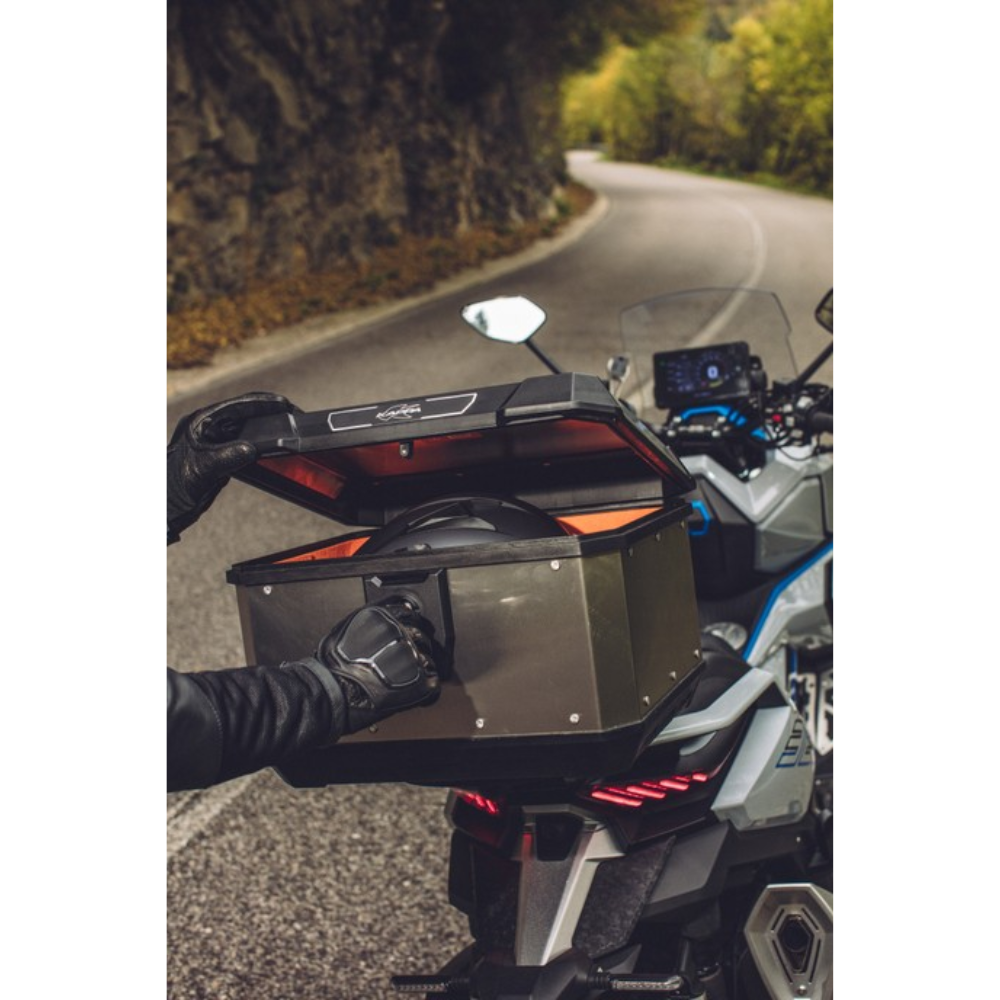 Bauletto Kappa della linea K'METROBOX aperto su una moto, con il rivestimento interno arancione a vista