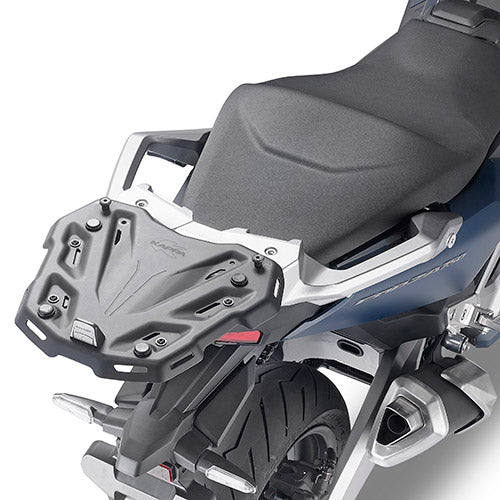 Attacco posteriore Kappa KR1186 per Honda X-ADV 750 e Forza 750, montato con piastra Kappa, bauletto non incluso, foto ufficiale Kappa