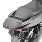 Attacco posteriore Kappa KR1190 montato su Honda PCX 125 2025 con piastra MONOLOCK, bauletto non incluso, foto ufficiale Kappa