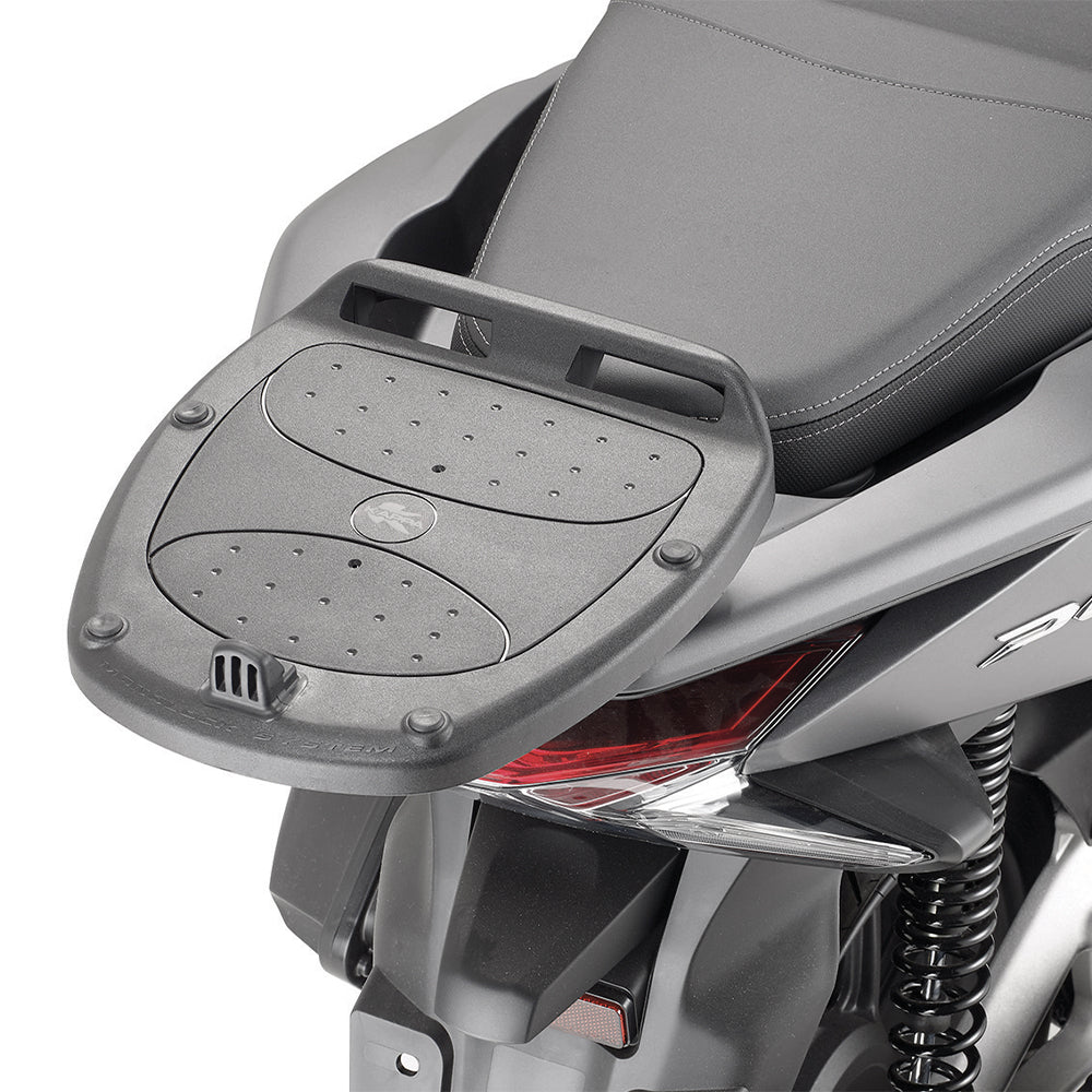 Attacco posteriore Kappa KR1190 su Honda PCX 125 con piastra MONOLOCK in vista, bauletto non incluso, foto ufficiale Kappa