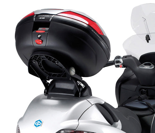 Attacco posteriore ribaltabile Kappa KR134 con piastra Monokey montato su Piaggio MP3, bauletto non incluso, foto ufficiale Kappa