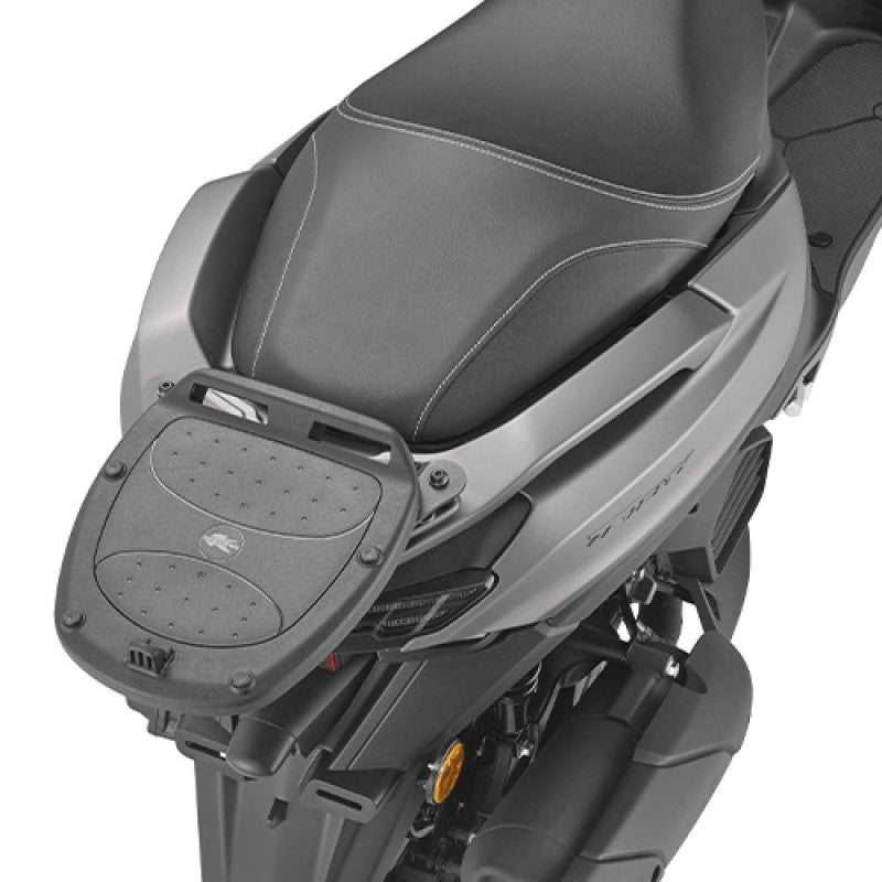 Attacco posteriore Kappa KR2176 nero per bauletto Monolock su Yamaha Tricity 125 2025-2026, bauletto non incluso, foto ufficiale Kappa