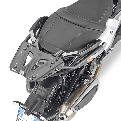 Attacco posteriore Kappa KR8102 nero montato su Peugeot XP400 con piastra, bauletto non incluso, foto ufficiale Kappa