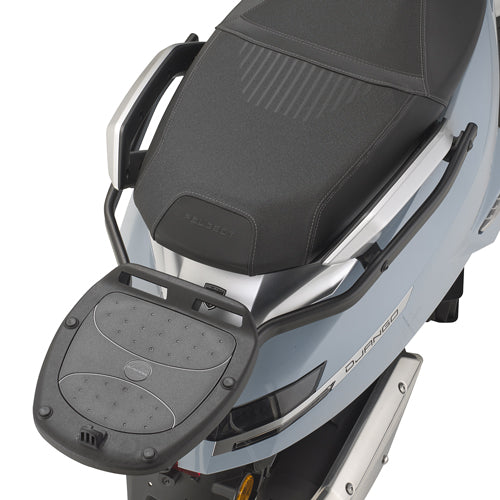 Attacco posteriore Kappa KR8104 montato su Peugeot Django Evo 125 con piastra MONOLOCK, bauletto non incluso, foto ufficiale Kappa