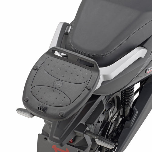Attacco posteriore Kappa KR8966 per NIU FQI 500 montato sullo scooter con piastra MONOLOCK, bauletto non incluso, foto ufficiale Kappa
