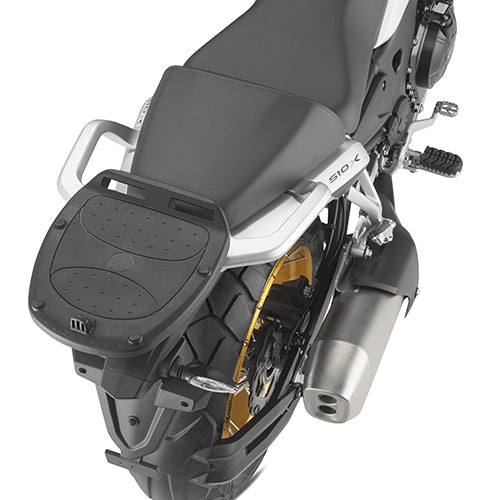 Attacco posteriore Kappa KR9650 per Kove 510 X montato sulla moto con piastra Monolock, nero, bauletto non incluso, foto ufficiale Kappa