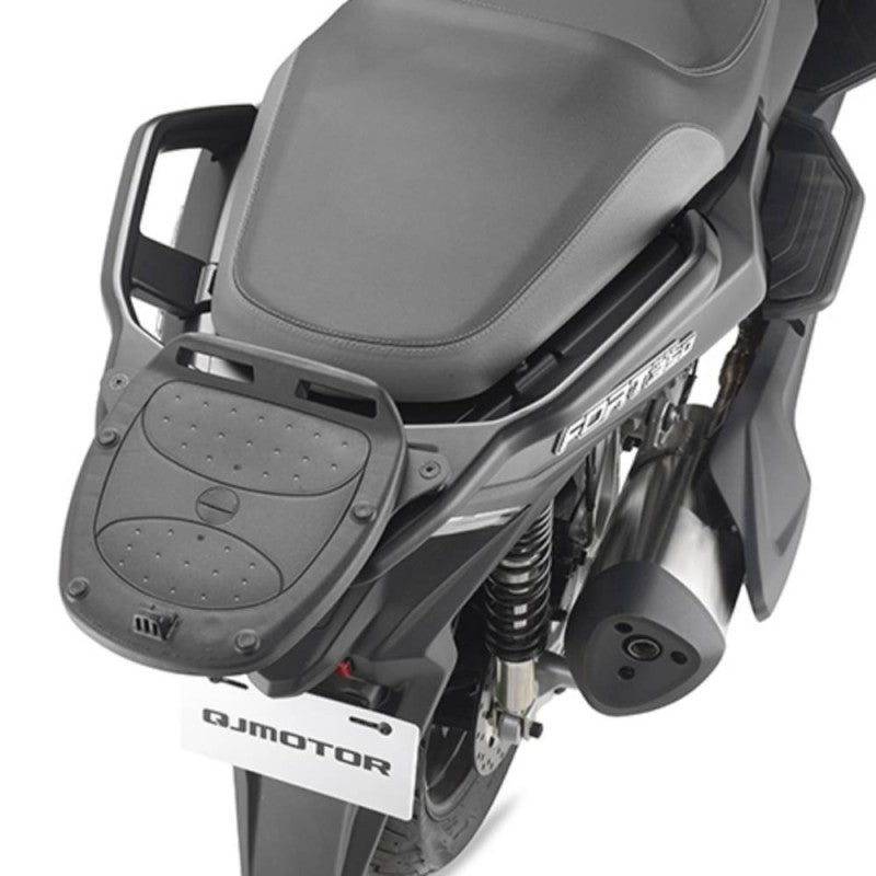 Attacco posteriore Kappa KR9700 per QJ Motor Fort 350 montato sullo scooter con piastra Monolock, nero, bauletto non incluso, foto del prodotto