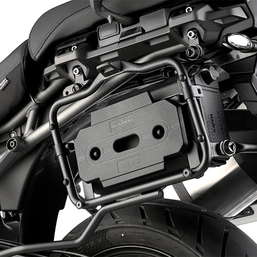 Tool Box Kappa KS250 montata con il kit KS250KIT sul portavaligie laterale di una moto, vista dal lato destro