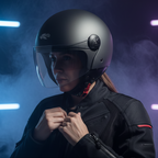 Ragazza che allaccia la giacca indossando il casco Kappa KV40 Hawaii, luci al neon