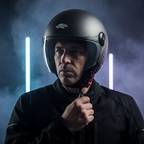 Uomo con il casco Kappa KV40 Hawaii ripreso con luci al neon blu e viola