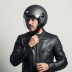 Motociclista con giacca in pelle indossa il casco Kappa KV40 Hawaii, visiera alzata