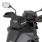 Kappa STO106 appoggiata sul serbatoio di una moto davanti al manubrio, immagine illustrativa