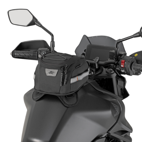 Kappa STO106 appoggiata sul serbatoio di una moto davanti al manubrio, immagine illustrativa